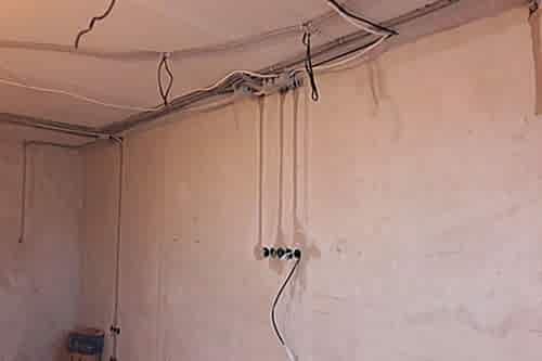 Комбинированный способ прокладки электропроводки. Монтаж электропроводки в частном доме. Монтаж электропроводки цена.