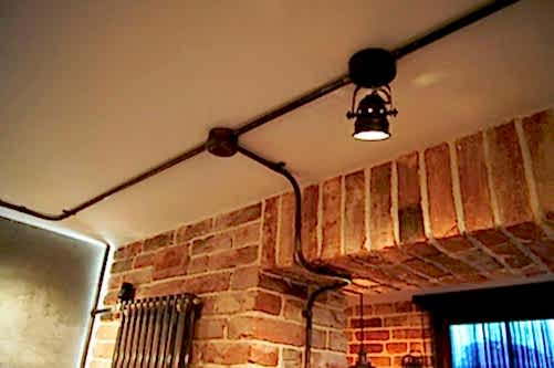 Открытый способ прокладки электропроводки. Монтаж электропроводки в частном доме. Монтаж электропроводки цена.