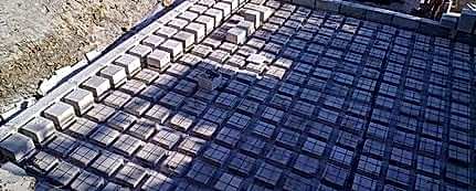 Сборно-монолитный пол из ячеистого и тяжелого бетонов, с гидроизоляцией. Уложен поверх утрамбованной ПГС