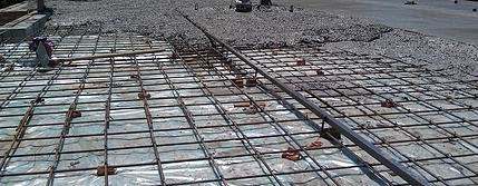 Монолитный ж/б пол поверх утрамбованной ПГС, с гидроизоляцией и теплоизоляцией торцов плиты