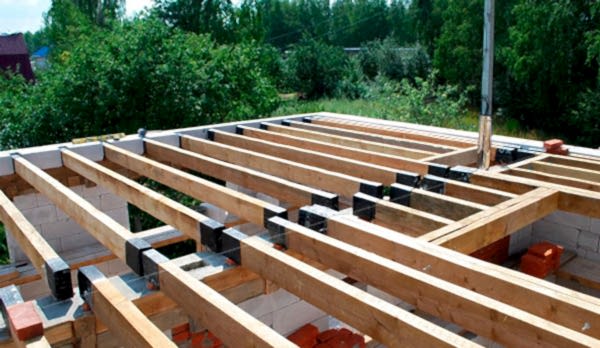 Перекрытие деревянными балками