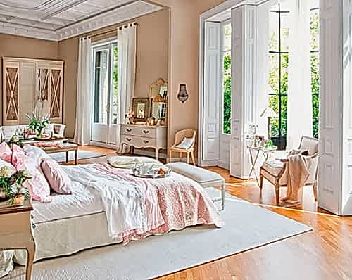 Бесспорно, роскошная спальня. Только там полная приватность, отсутствие рамок и свобода быть собой!