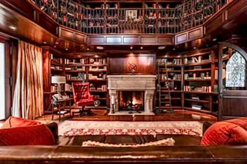 ...гостиная с камином, где так славно согреваться теплом друзей, читать книгу из огромной библиотеки или отмечать свои победы!