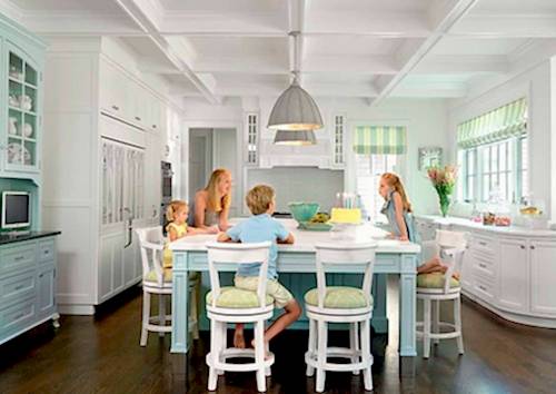 Распустившимися цветами, корицей недопитого капучино и детскими макушками. О, ещё и знакомый парфюм: кажется, кто-то пришёл с работы!