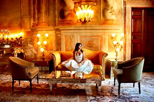 Слегка пахнет шоколадом, натуральной кожей и массажным маслом. Ммм, восхитительно!