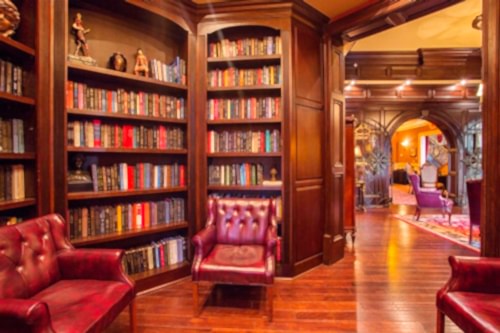 Книгами, натуральным деревом и достатком