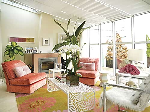 Конечно, любимыми Gucci. И ещё отдушкой средства для зеркал: с утра, кажется, был клининг.