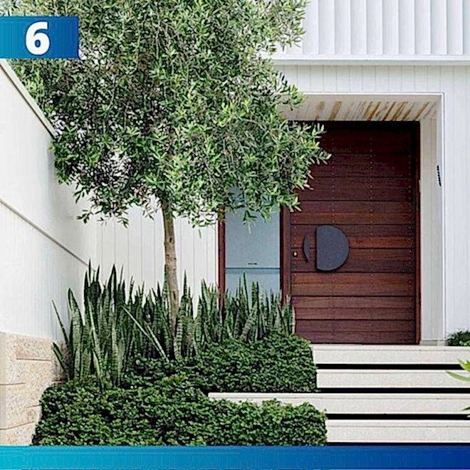 С главного входа