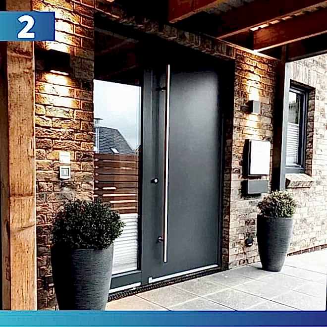 С главного входа