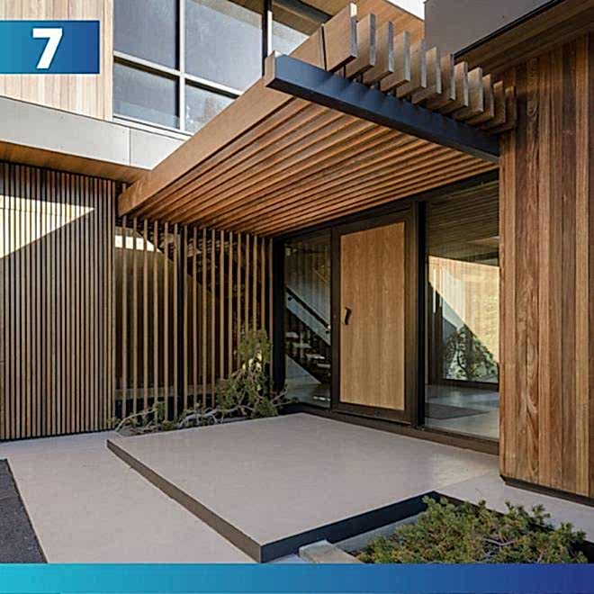 С главного входа