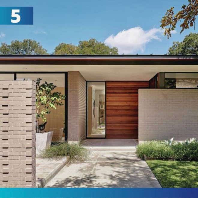 С главного входа