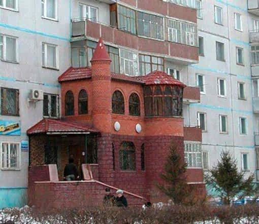 Не стоит достраивать балкон, даже если это будет великолепно выглядеть