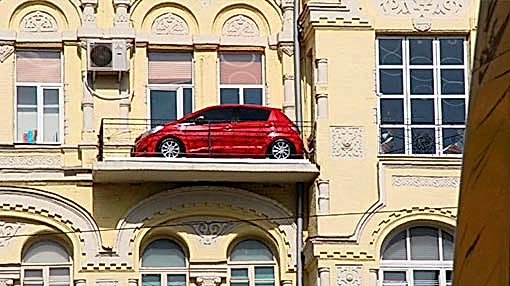 Вокруг частного дома всегда есть место для личного транспорта